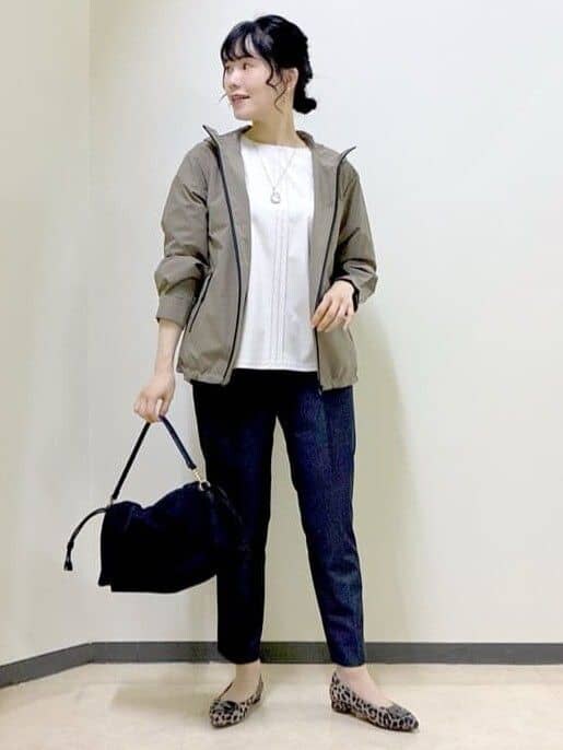 グリーン系のブルゾン、ベージュ系のTシャツ/カットソー、ブルー系のその他パンツを着用したレディースの秋コーディネートの8枚目の写真