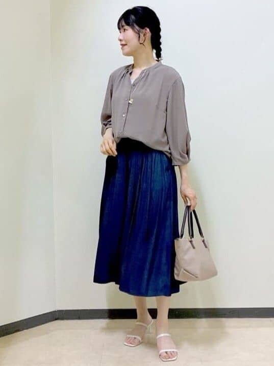 ブラウン系のシャツ/ブラウス、グレー系のタンクトップ、ブルー系のその他パンツを着用したレディースの夏コーディネートの8枚目の写真