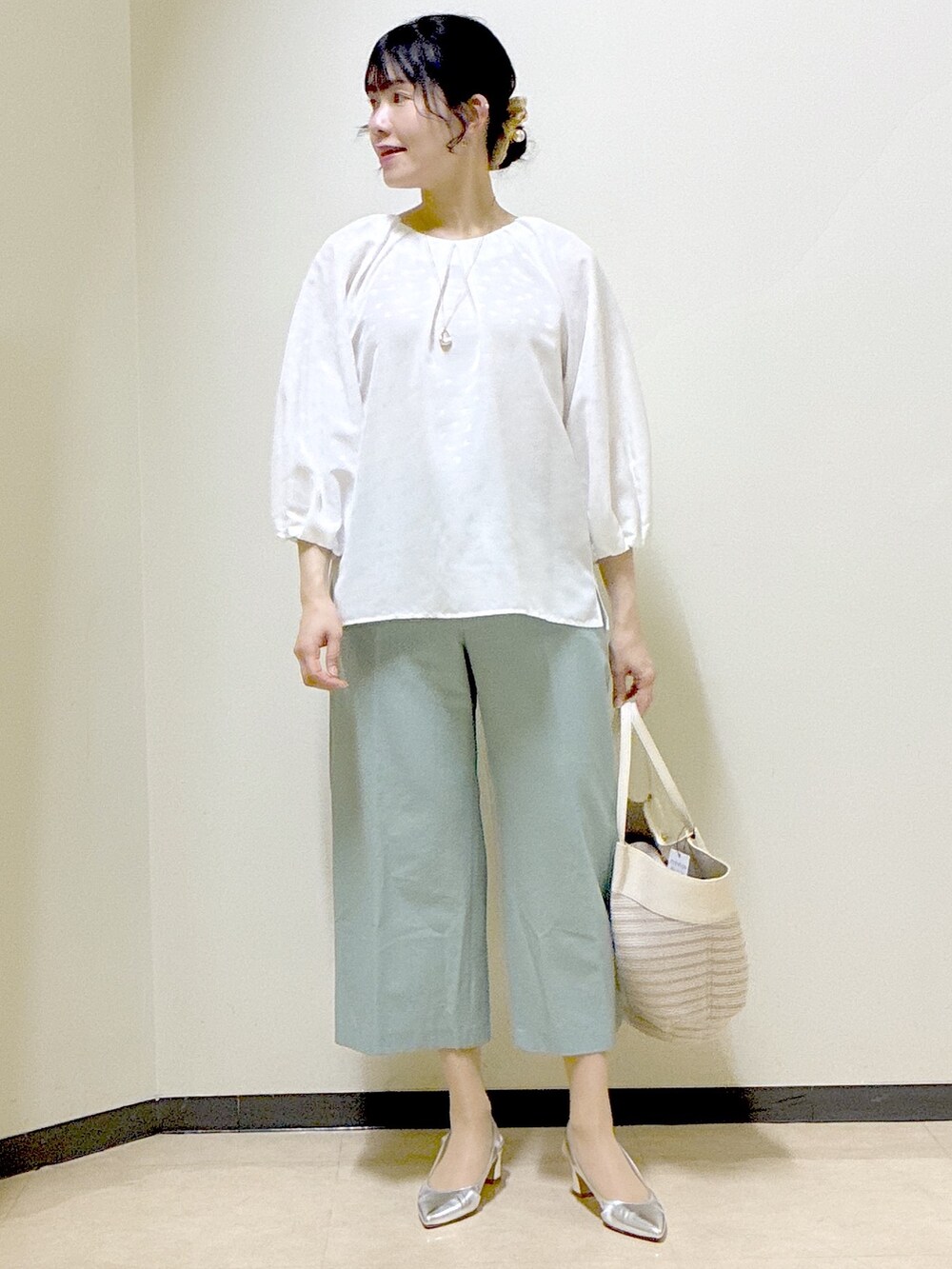ホワイト系のシャツ/ブラウス、グリーン系のその他パンツ、ベージュ系のトートバッグを着用したレディースの春コーディネートの7枚目の写真