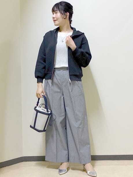 ブルー系のパーカー、ホワイト系のTシャツ/カットソー、ブラック系のタンクトップを着用したレディースの冬コーディネートの7枚目の写真