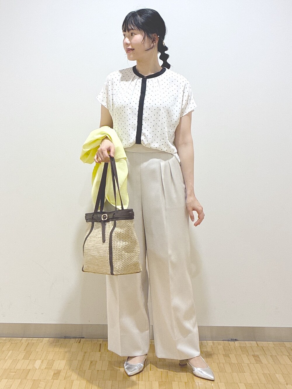 ブルー系のシャツ/ブラウス、ベージュ系のその他パンツ、イエロー系のトートバッグを着用したレディースの春コーディネートの9枚目の写真