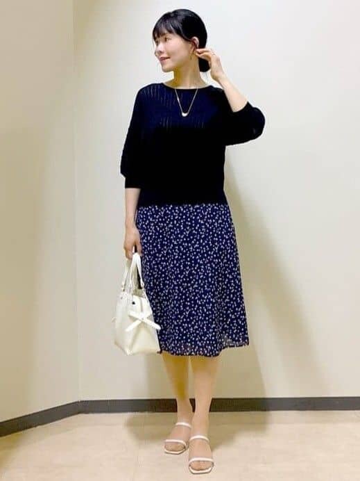 ブラック系のニット/セーター、ベージュ系のスカート、ベージュ系のトートバッグを着用したレディースの夏コーディネートの9枚目の写真