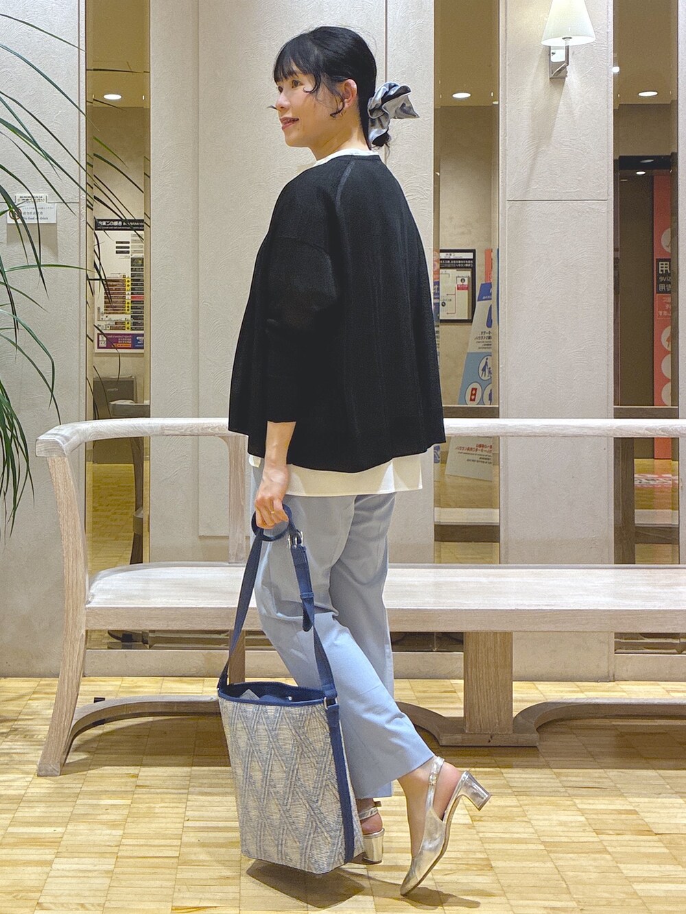 ブラック系のカーディガン/ボレロ、ホワイト系のシャツ/ブラウス、ベージュ系のタンクトップを着用したレディースの春コーディネートの10枚目の写真