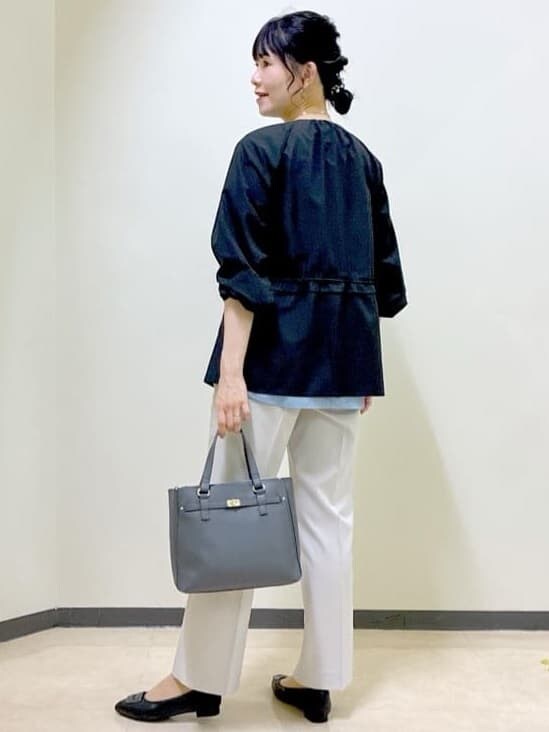 ブルー系のTシャツ/カットソー、ベージュ系のその他パンツ、ブラック系のブルゾンを着用したレディースの秋コーディネートの9枚目の写真