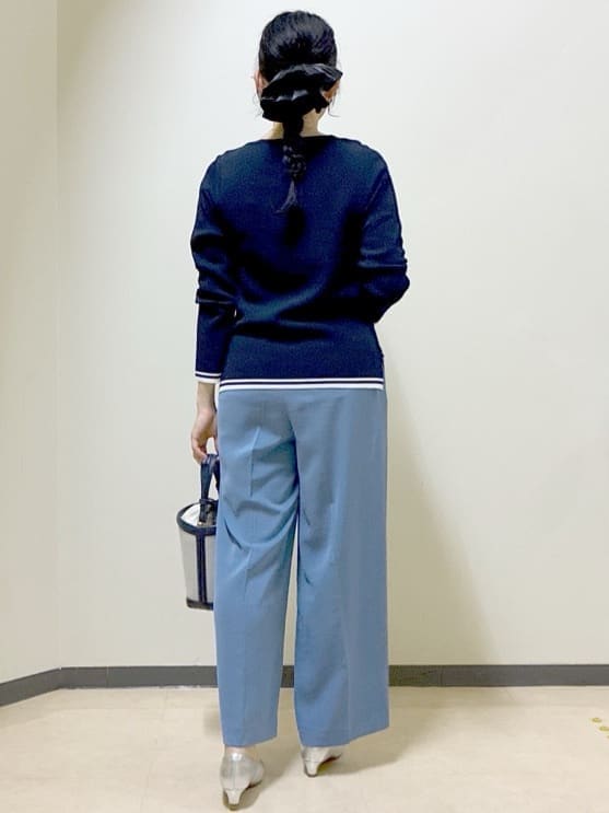 ブルー系のニット/セーター、ブルー系のその他パンツ、グレー系のパーカーを着用したレディースの春コーディネートの3枚目の写真