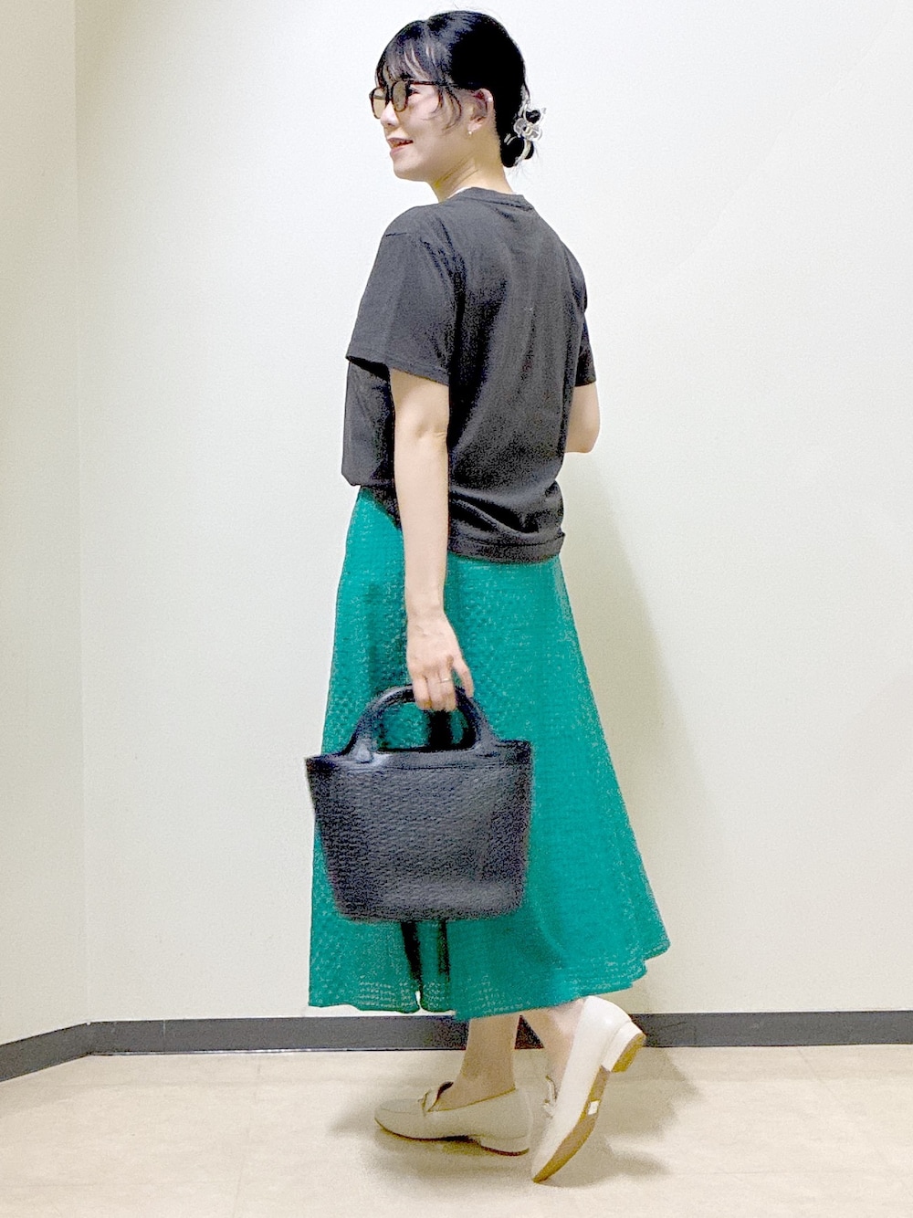 グレー系のTシャツ/カットソー、グリーン系のスカート、ベージュ系のノーカラージャケットを着用したレディースの春コーディネートの4枚目の写真