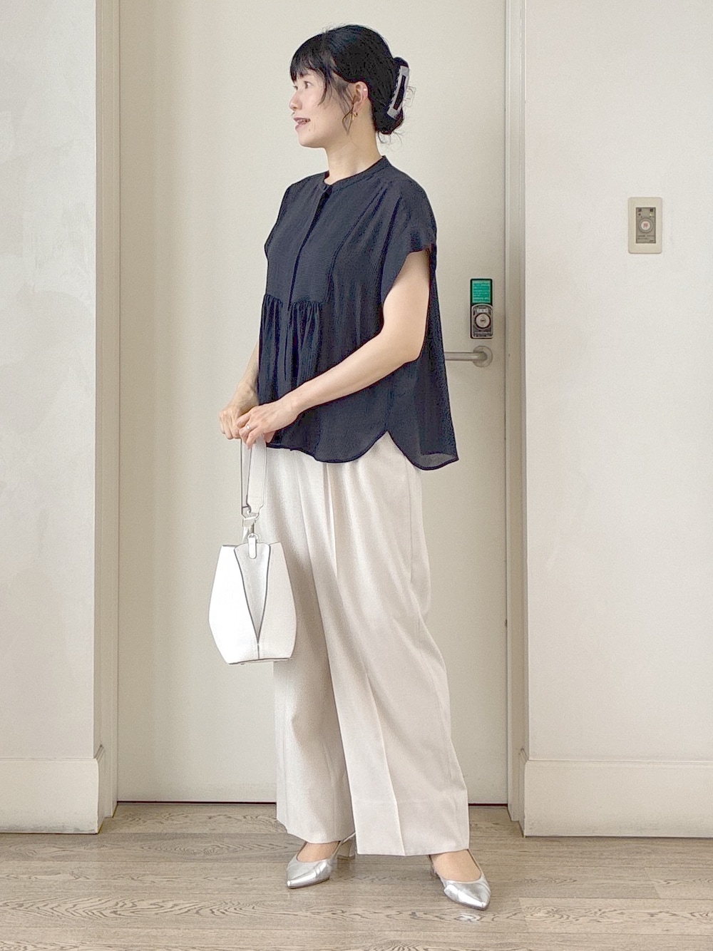 ホワイト系のトートバッグ、ブルー系のシャツ/ブラウス、ベージュ系のその他パンツを着用したレディースの春コーディネートの8枚目の写真