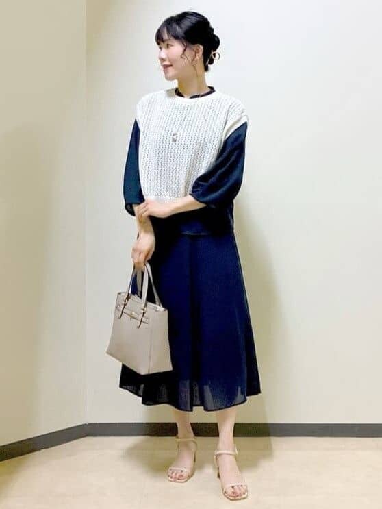 ブルー系のシャツ/ブラウス、ブルー系のスカート、ベージュ系のニット/セーターを着用したレディースの夏コーディネートの7枚目の写真