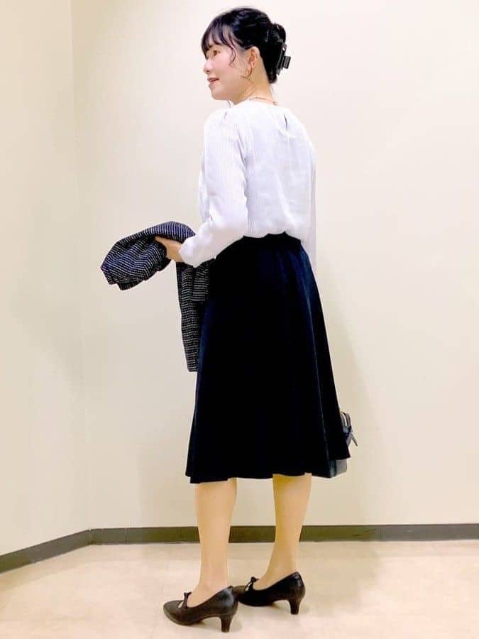 パープル系のシャツ/ブラウス、ブルー系のノーカラージャケット、ブルー系のスカートを着用したレディースの春コーディネートの4枚目の写真