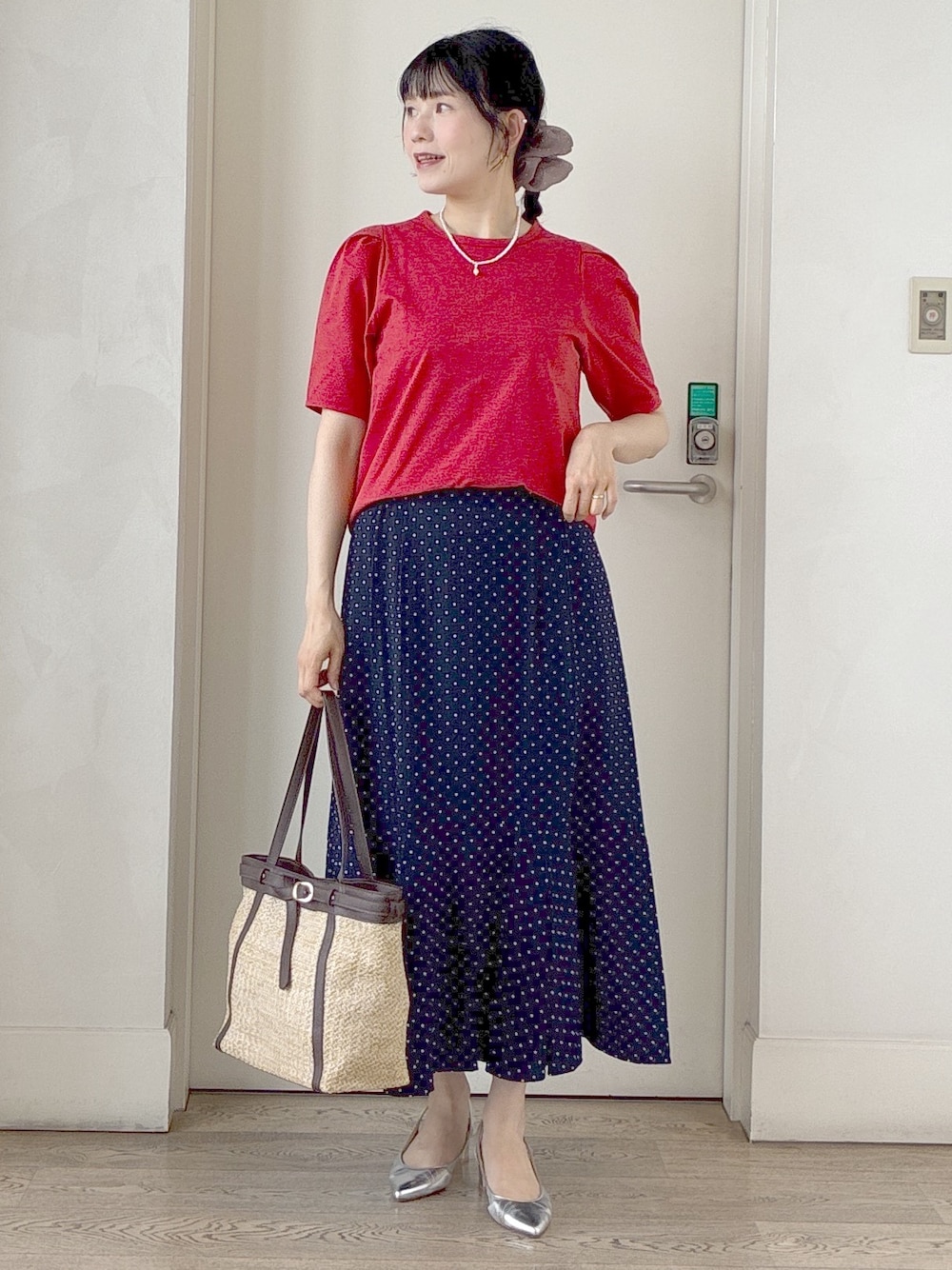 オレンジ系のTシャツ/カットソー、ブルー系のスカート、イエロー系のトートバッグを着用したレディースの夏コーディネートの7枚目の写真