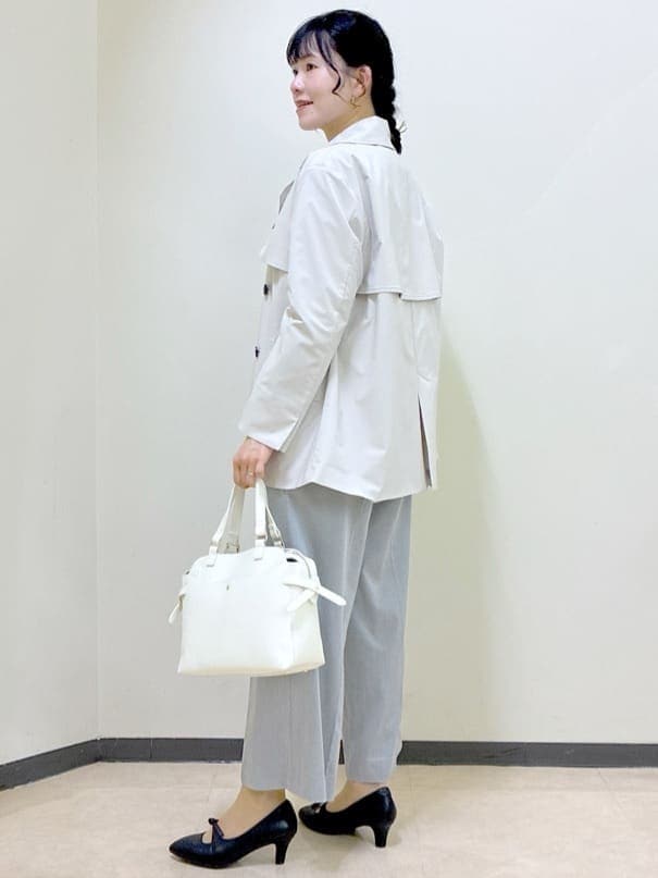 グレー系のシャツ/ブラウス、グレー系のその他パンツ、ベージュ系のテーラードジャケットを着用したレディースの春コーディネートの10枚目の写真