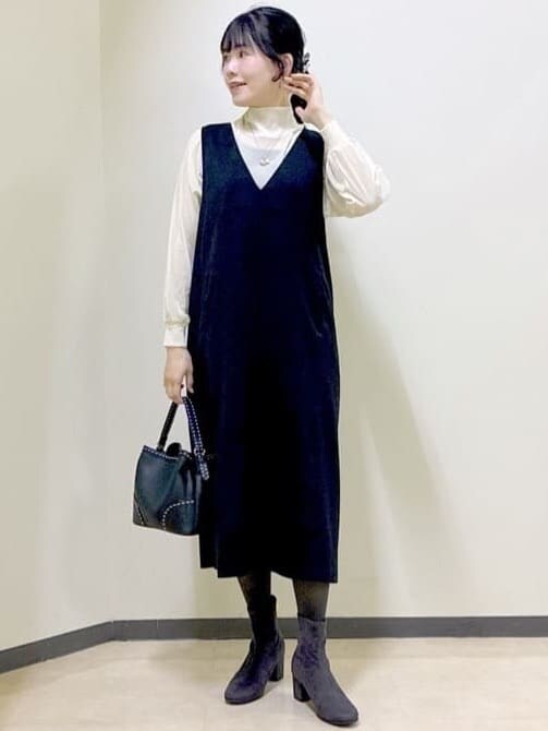 ブラック系のワンピース、ホワイト系のTシャツ/カットソー、ブラック系のタンクトップを着用したレディースの冬コーディネートの8枚目の写真