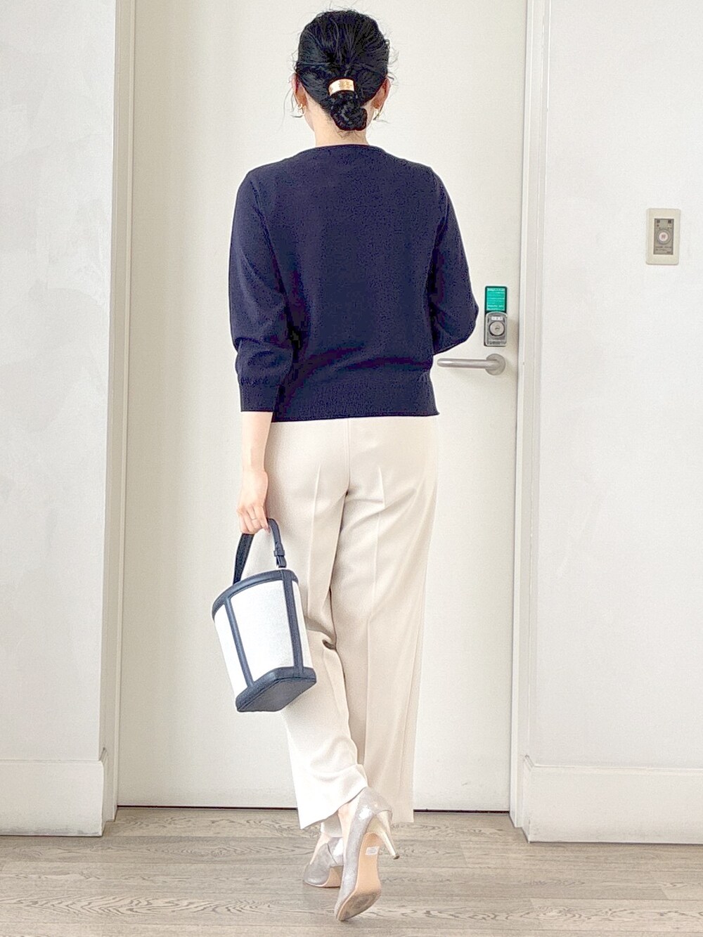 ブルー系のニット/セーター、ベージュ系のその他パンツ、ブルー系のショルダーバッグを着用したレディースの夏コーディネートの3枚目の写真