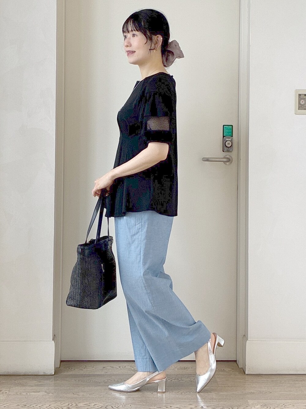 ブラック系のTシャツ/カットソー、ブルー系のその他パンツ、ブラック系のトートバッグを着用したレディースの夏コーディネートの2枚目の写真