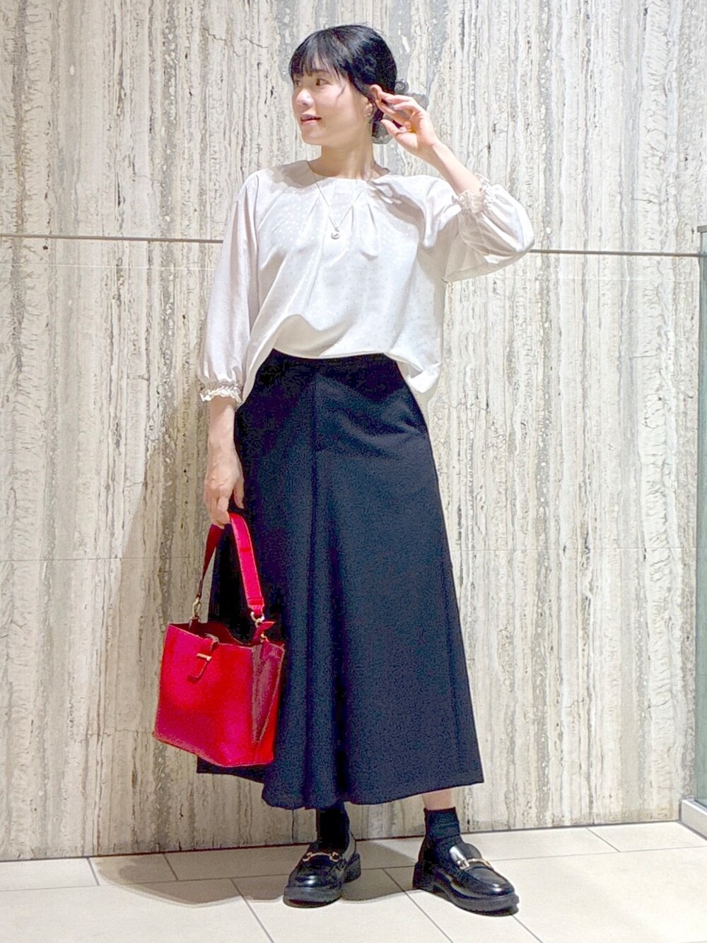 ベージュ系のシャツ/ブラウス、ブルー系のその他パンツ、レッド系のトートバッグを着用したレディースの秋コーディネートの8枚目の写真