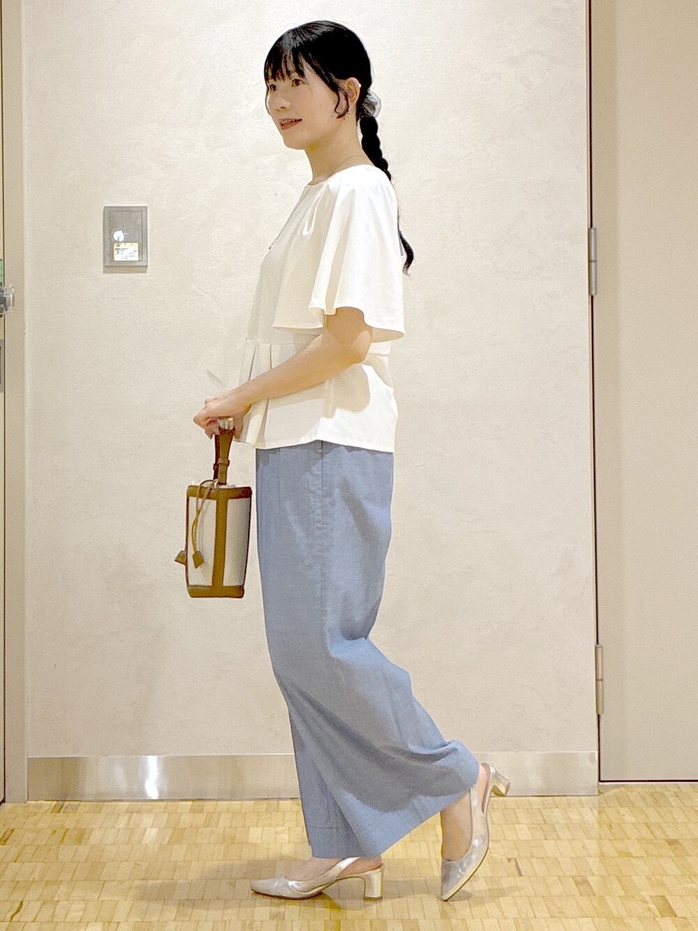 ホワイト系のTシャツ/カットソー、ブルー系のその他パンツ、オレンジ系のシャツ/ブラウスを着用したレディースの夏コーディネートの2枚目の写真