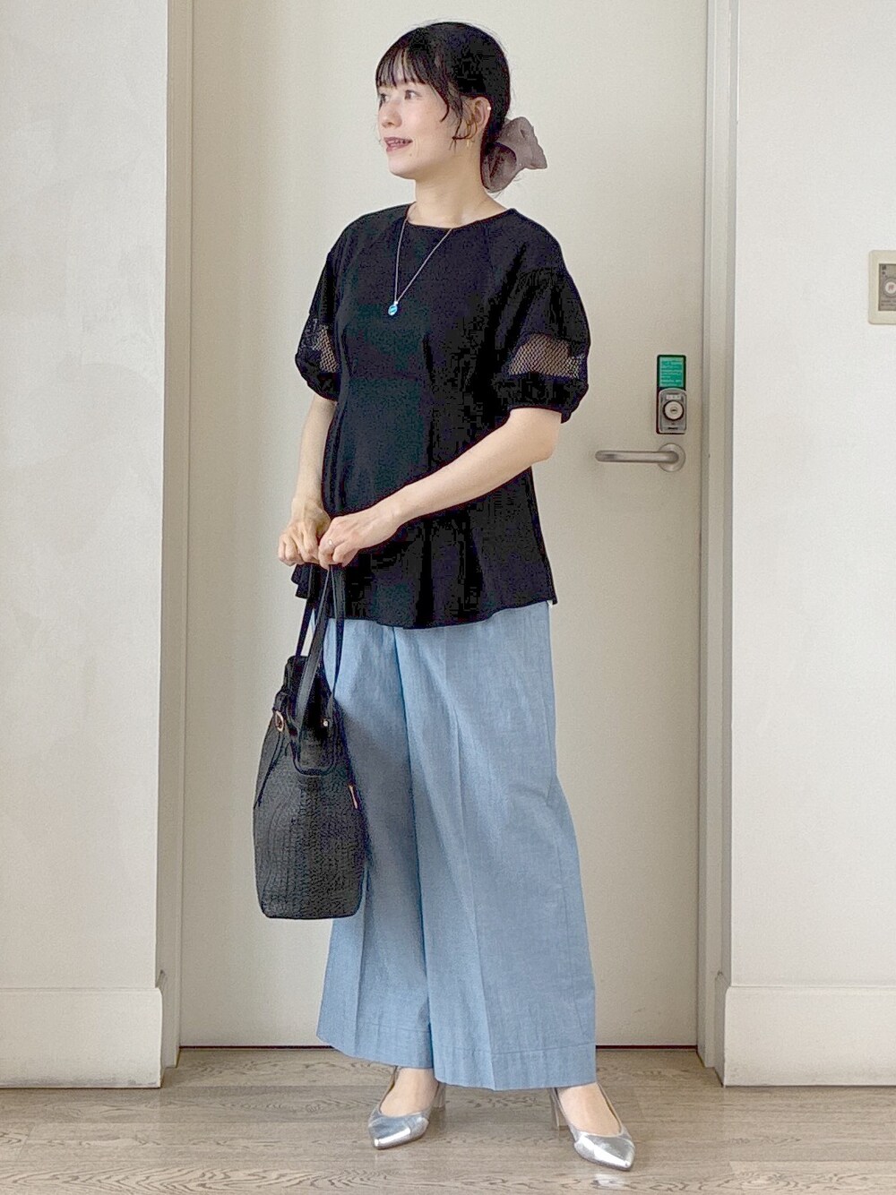 ブラック系のTシャツ/カットソー、ブルー系のその他パンツ、ブラック系のトートバッグを着用したレディースの夏コーディネートの9枚目の写真