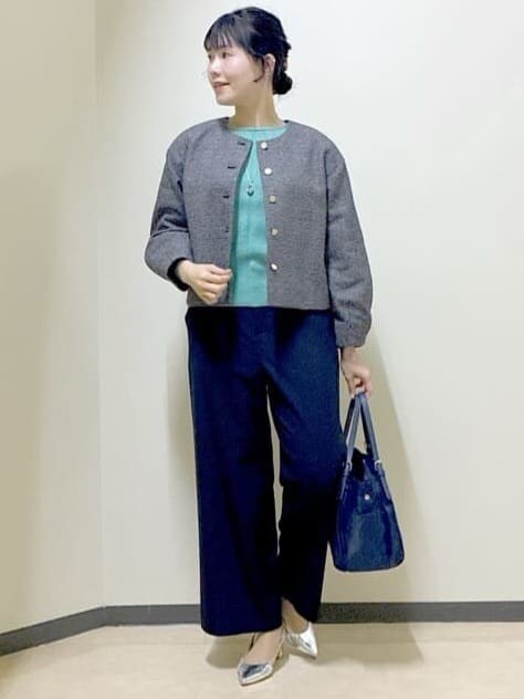 グリーン系のニット/セーター、ブルー系のその他パンツ、グレー系のノーカラージャケットを着用したレディースの冬コーディネートの10枚目の写真