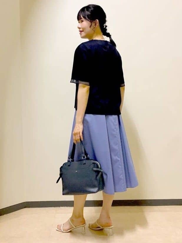 ブルー系のTシャツ/カットソー、ブルー系のスカート、ベージュ系のスカートを着用したレディースの夏コーディネートの4枚目の写真
