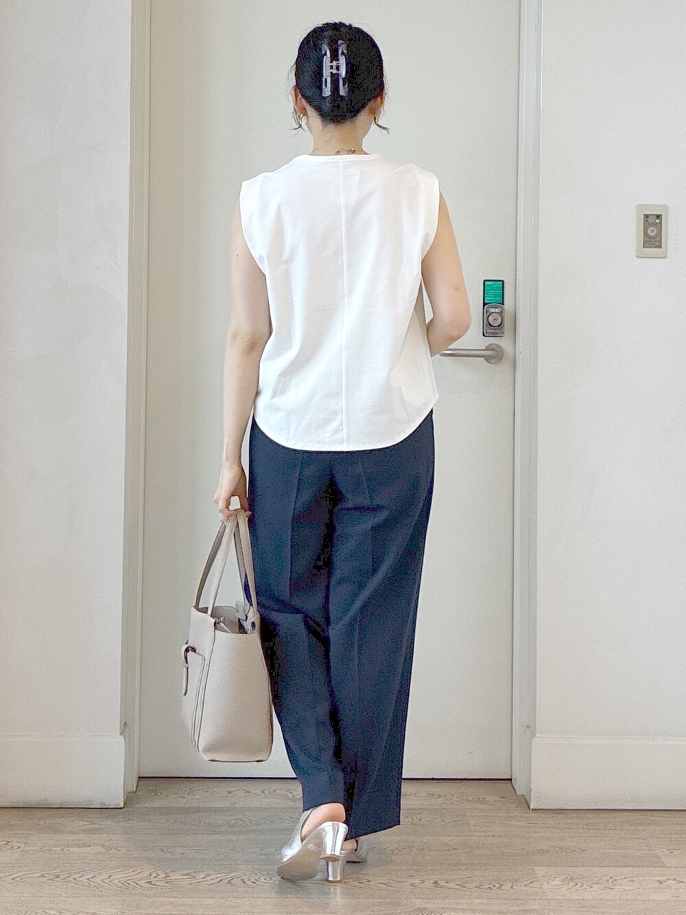 ホワイト系のTシャツ/カットソー、グリーン系のテーラードジャケット、ブルー系のその他パンツを着用したレディースの夏コーディネートの3枚目の写真