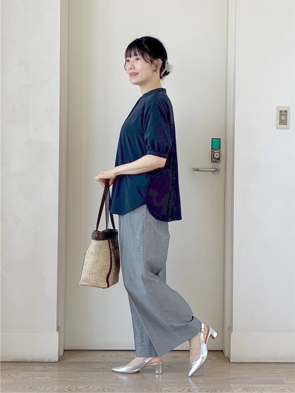 ブルー系のシャツ/ブラウス、ブラック系のその他パンツ、ホワイト系のカーディガン/ボレロを着用したレディースの夏コーディネートの2枚目の写真