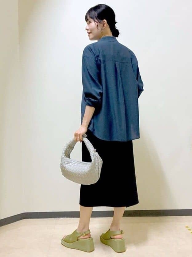 ブルー系のシャツ/ブラウス、ホワイト系のタンクトップ、ブラック系のスカートを着用したレディースの夏コーディネートの4枚目の写真