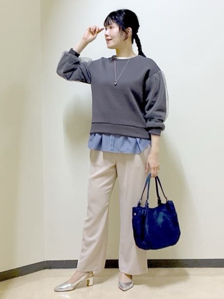 ベージュ系のその他パンツ、ブルー系のTシャツ/カットソー、ブルー系のその他パンツを着用したレディースの春コーディネートの7枚目の写真