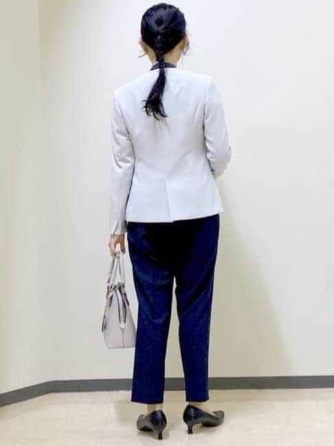 ブルー系のシャツ/ブラウス、ブルー系のその他パンツ、グレー系のノーカラージャケットを着用したレディースの冬コーディネートの3枚目の写真