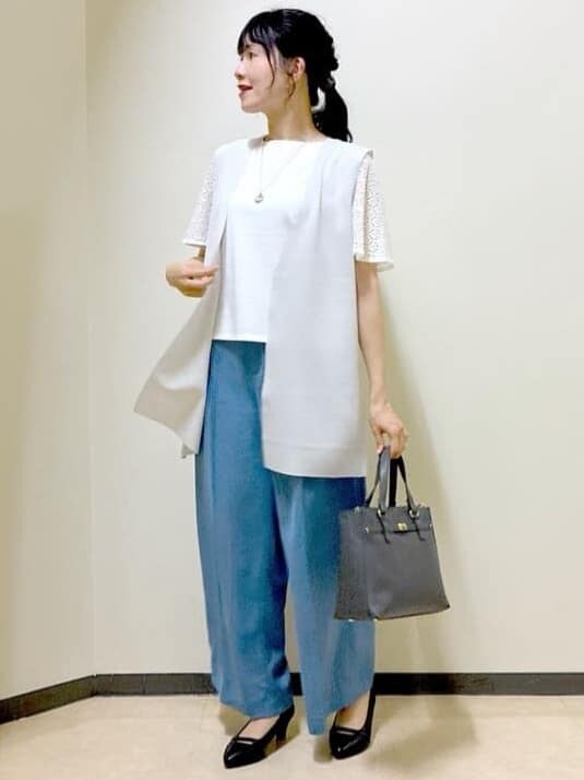グレー系のベスト、ホワイト系のTシャツ/カットソー、ブルー系のその他パンツを着用したレディースの秋コーディネートの7枚目の写真