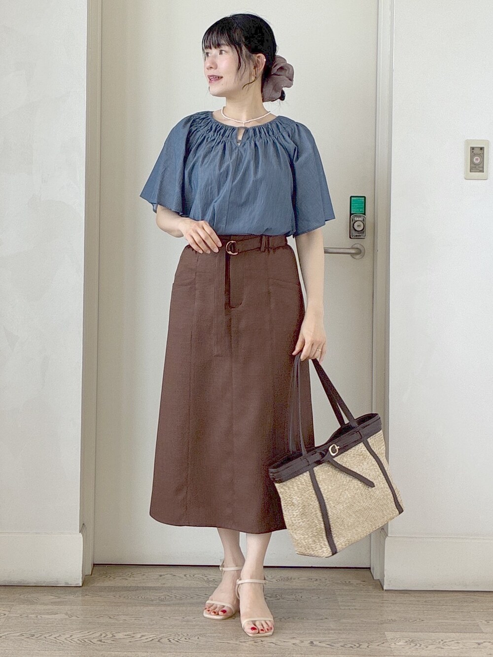 ブルー系のシャツ/ブラウス、グレー系のタンクトップ、ブルー系のスカートを着用したレディースの夏コーディネートの8枚目の写真