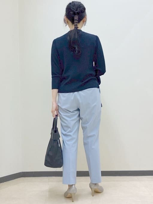ブルー系のニット/セーター、ブルー系のカーディガン/ボレロ、ブルー系のその他パンツを着用したレディースの春コーディネートの3枚目の写真