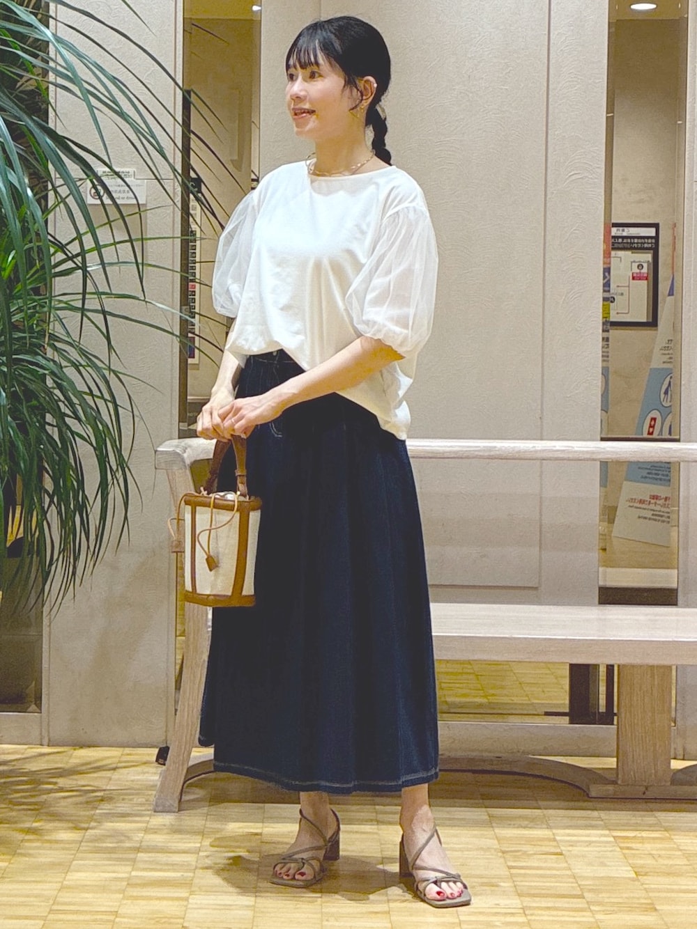 ホワイト系のTシャツ/カットソー、ブルー系のデニムスカート、グレー系のカーディガン/ボレロを着用したレディースの夏コーディネートの7枚目の写真