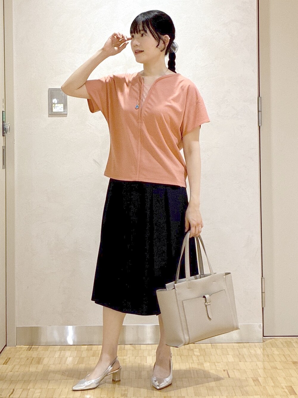 ピンク系のTシャツ/カットソー、ブルー系のスカート、グレー系のノーカラージャケットを着用したレディースの夏コーディネートの6枚目の写真
