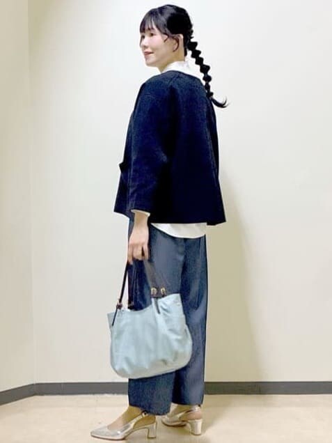 パープル系のTシャツ/カットソー、ホワイト系のシャツ/ブラウス、ブルー系のその他パンツを着用したレディースの冬コーディネートの4枚目の写真