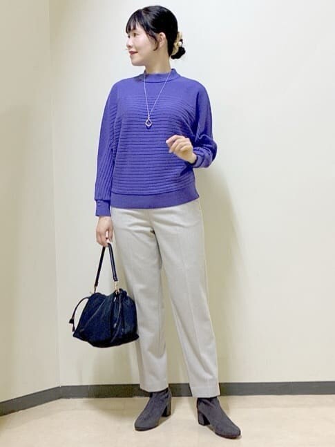 パープル系のニット/セーター、ベージュ系のその他パンツ、グレー系のノーカラーコートを着用したレディースの冬コーディネートの6枚目の写真