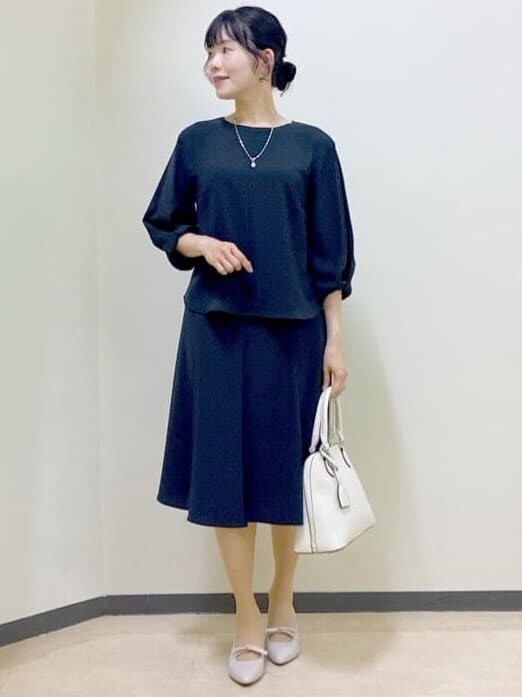 ブルー系のシャツ/ブラウス、ブルー系のスカート、ホワイト系のシャツ/ブラウスを着用したレディースの春コーディネートの8枚目の写真