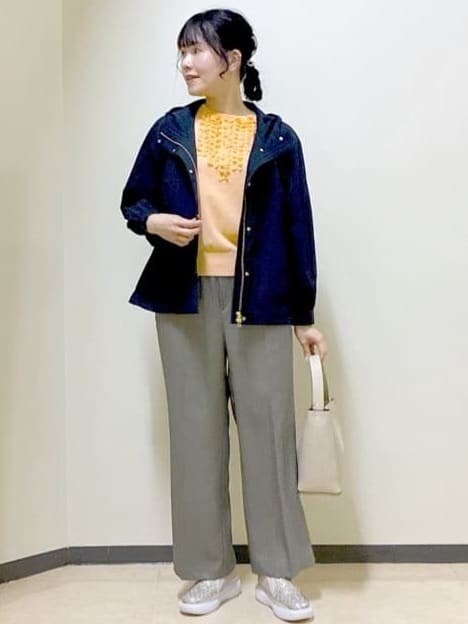 ブルー系のブルゾン、オレンジ系のニット/セーター、ベージュ系のその他パンツを着用したレディースの春コーディネートの5枚目の写真