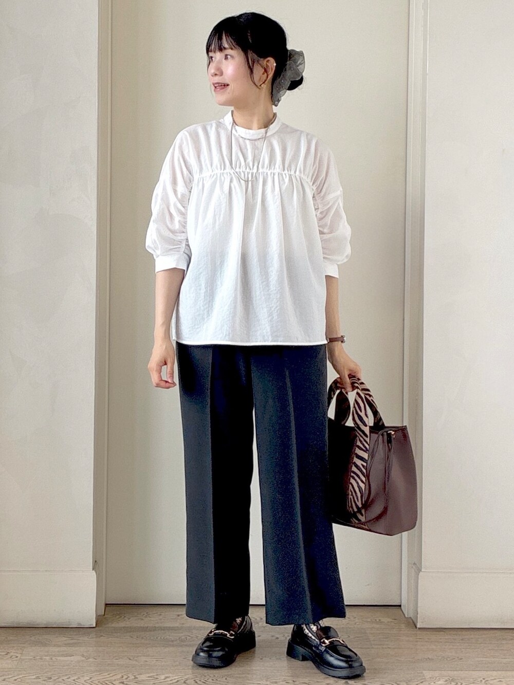 ホワイト系のシャツ/ブラウス、ブルー系のその他パンツ、ブラウン系のトートバッグを着用したレディースの秋コーディネートの5枚目の写真
