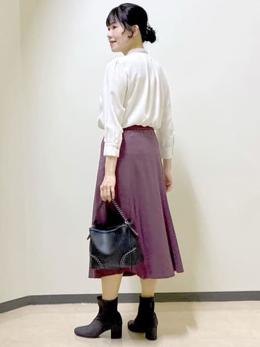 ホワイト系のシャツ/ブラウス、レッド系のスカート、ブラック系のベストを着用したレディースの冬コーディネートの8枚目の写真