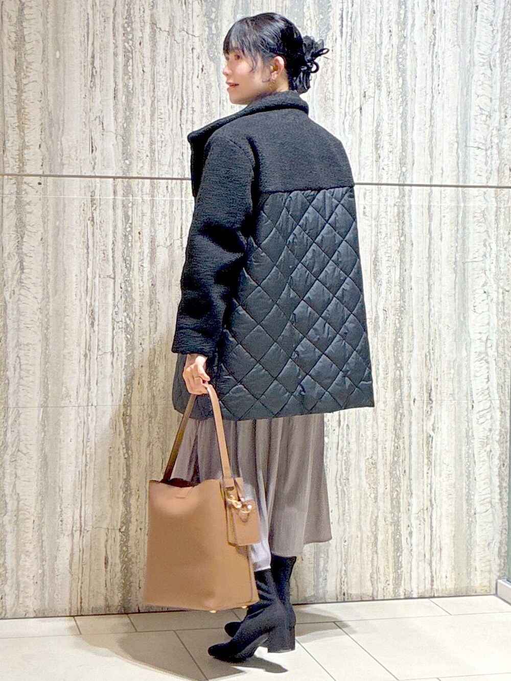 ブラック系のその他アウター、ブラック系のニット/セーター、ブラウン系のその他パンツを着用したレディースの秋コーディネートの4枚目の写真