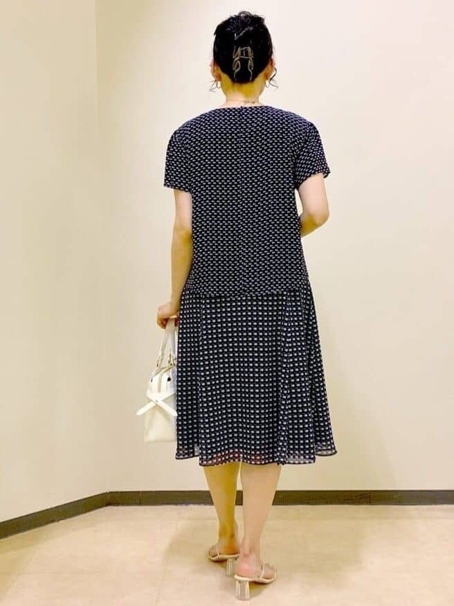 ブルー系のシャツ/ブラウス、ブルー系のスカート、ホワイト系のカーディガン/ボレロを着用したレディースの夏コーディネートの3枚目の写真
