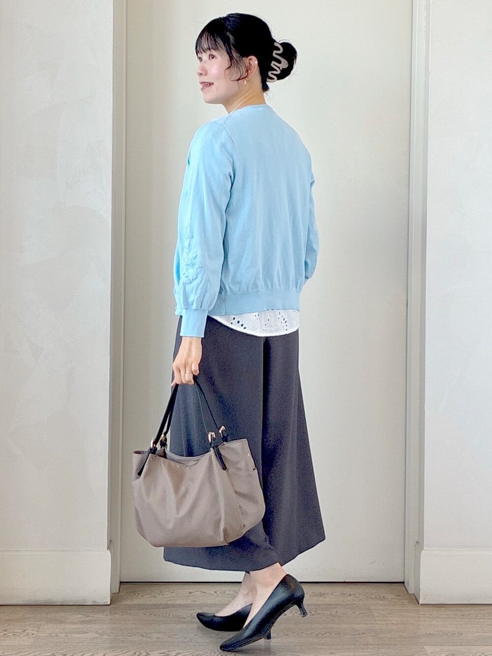 ブルー系のカーディガン/ボレロ、ホワイト系のシャツ/ブラウス、ブラック系のタンクトップを着用したレディースの夏コーディネートの4枚目の写真