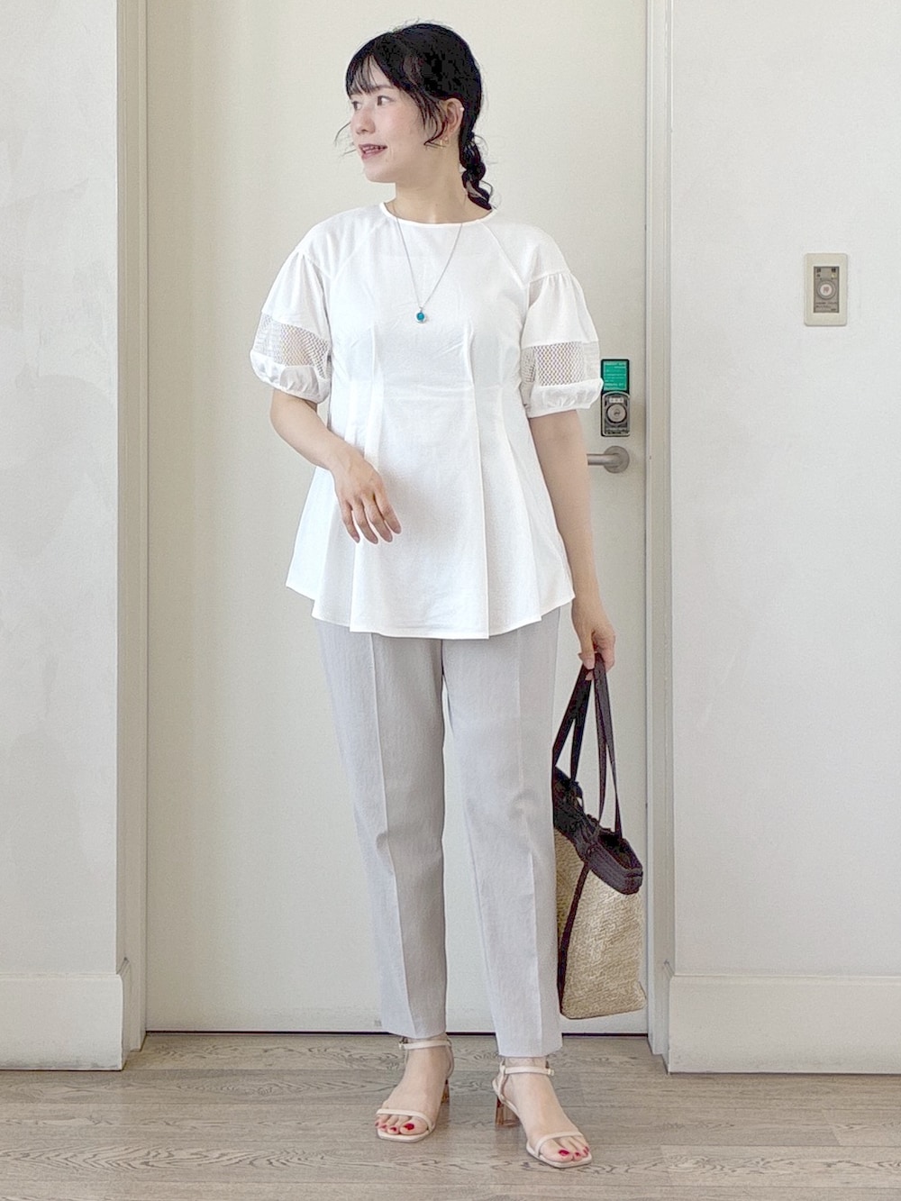 ホワイト系のTシャツ/カットソー、ベージュ系のタンクトップ、ブラック系のカーディガン/ボレロを着用したレディースの夏コーディネートの6枚目の写真