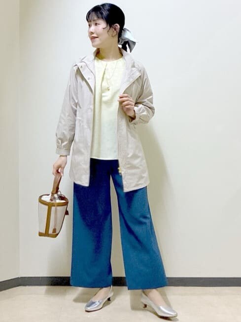 イエロー系のシャツ/ブラウス、シルバー系のパンプス、ブルー系のその他パンツを着用したレディースの冬コーディネートの9枚目の写真