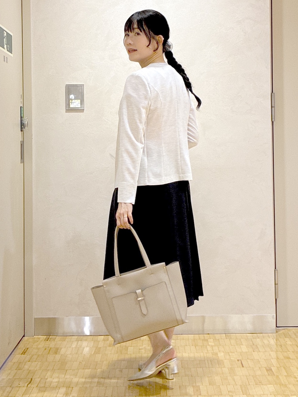 グレー系のノーカラージャケット、ピンク系のTシャツ/カットソー、ブルー系のスカートを着用したレディースの夏コーディネートの4枚目の写真