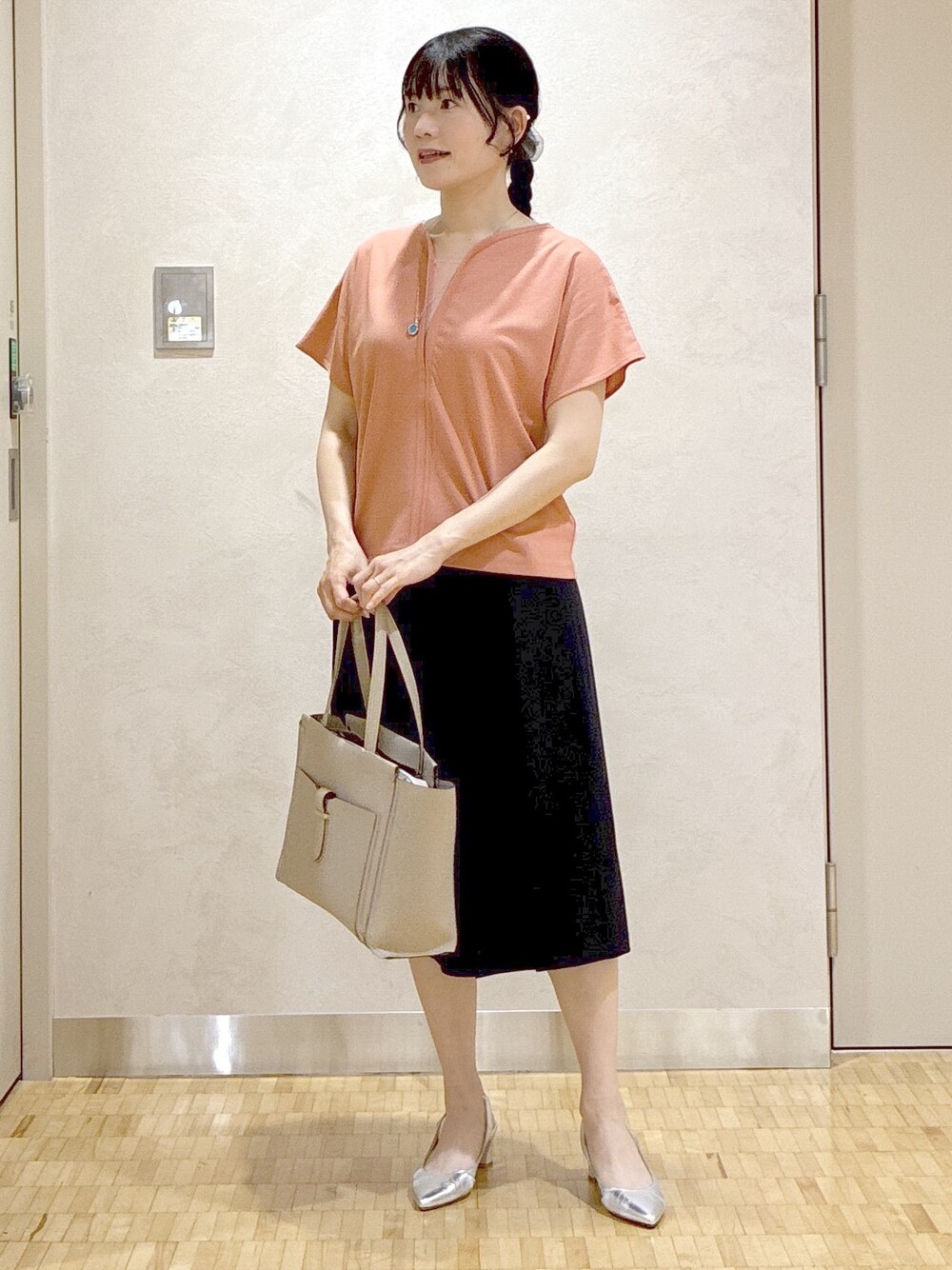 ピンク系のTシャツ/カットソー、ブルー系のスカート、グレー系のノーカラージャケットを着用したレディースの夏コーディネートの9枚目の写真