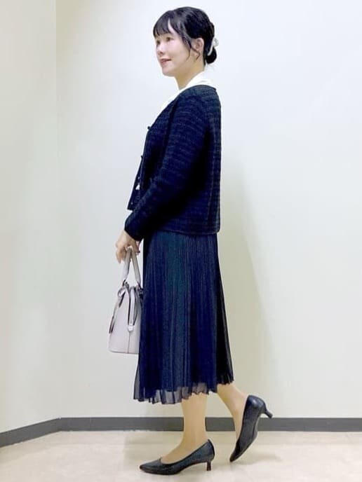 ブルー系のカーディガン/ボレロ、ホワイト系のシャツ/ブラウス、ブルー系のスカートを着用したレディースの冬コーディネートの10枚目の写真