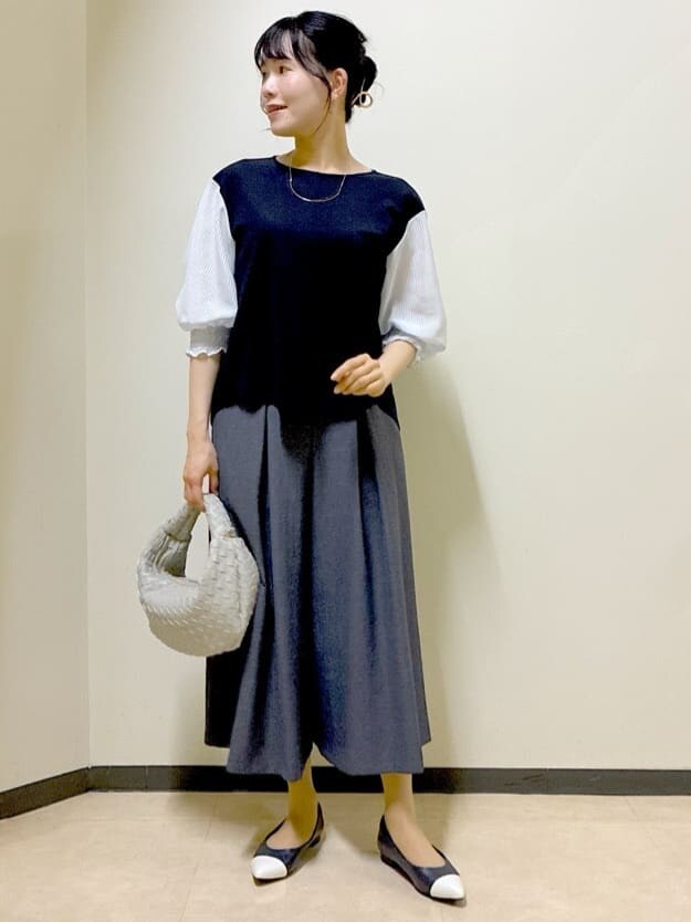 ブルー系のシャツ/ブラウス、ベージュ系のスカート、ブルー系のその他パンツを着用したレディースの春コーディネートの10枚目の写真