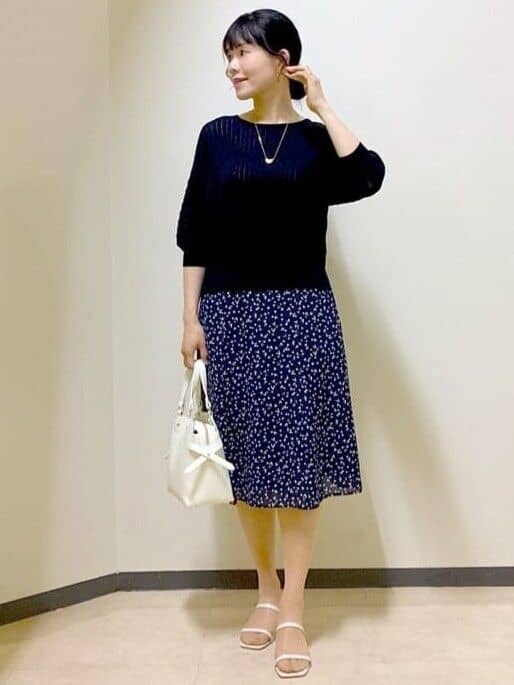 ブルー系のシャツ/ブラウス、ブルー系のスカート、ベージュ系のテーラードジャケットを着用したレディースの夏コーディネートの10枚目の写真