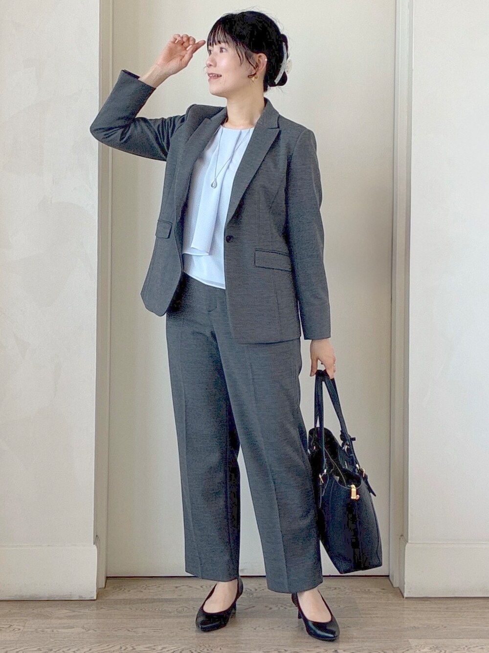 ブルー系のシャツ/ブラウス、グレー系のその他パンツ、ブラック系のトートバッグを着用したレディースの秋コーディネートの7枚目の写真